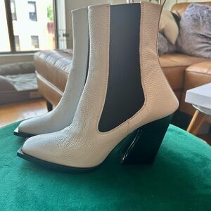 BRAND NEW - FRESH OUT OF BOX: Brandon Blackwood White Leather Ani Boot! Sz 39